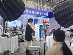 工做人员童童穿上该公司开辟的“轻质下肢帮力